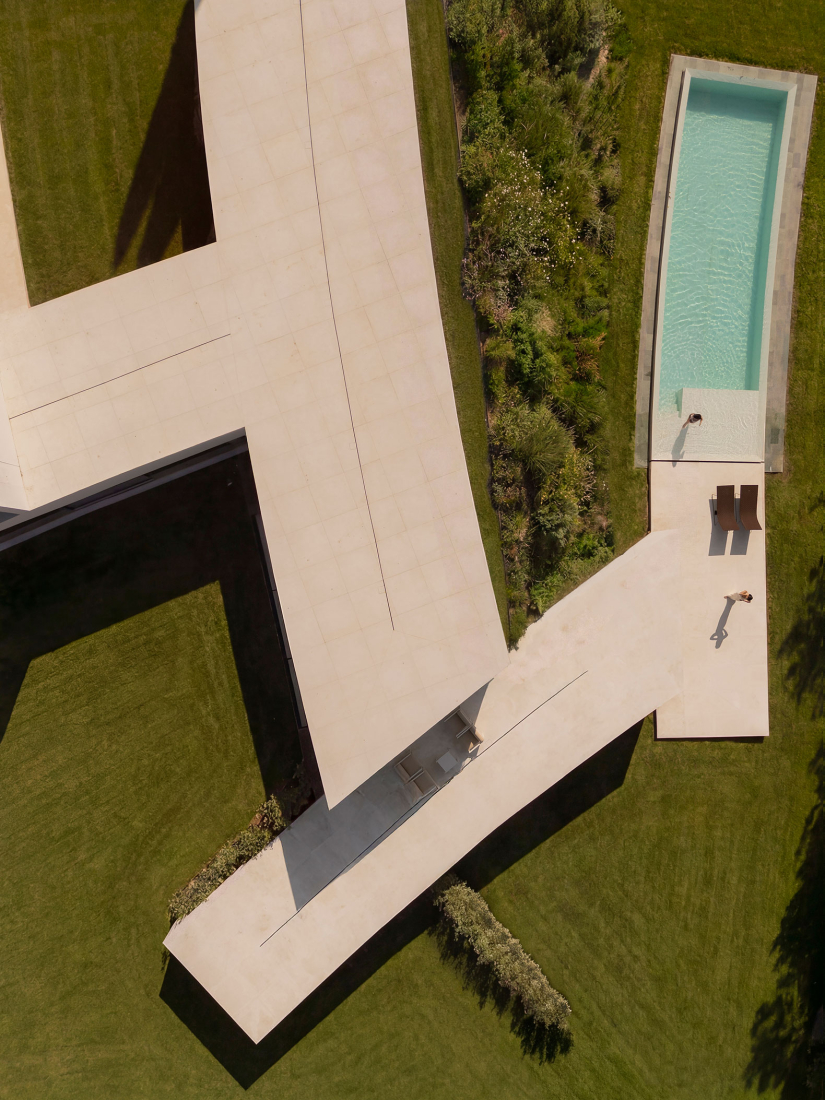 Lago Villa by Fran Silvestre Arquitectos. Photograph by Fernando Guerra.