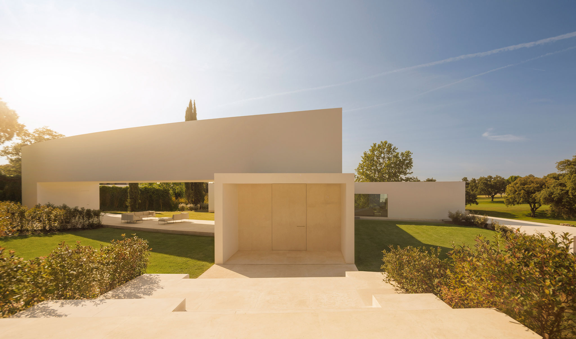 Lago Villa by Fran Silvestre Arquitectos. Photograph by Fernando Guerra.