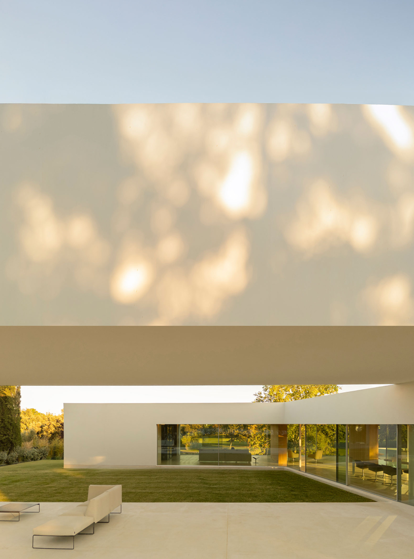 Lago Villa by Fran Silvestre Arquitectos. Photograph by Fernando Guerra.