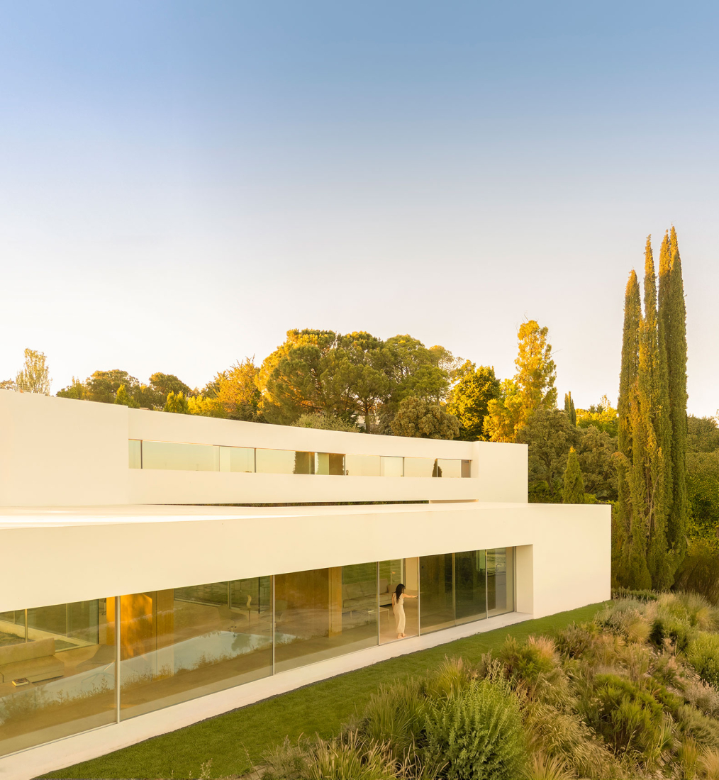 Lago Villa by Fran Silvestre Arquitectos. Photograph by Fernando Guerra.