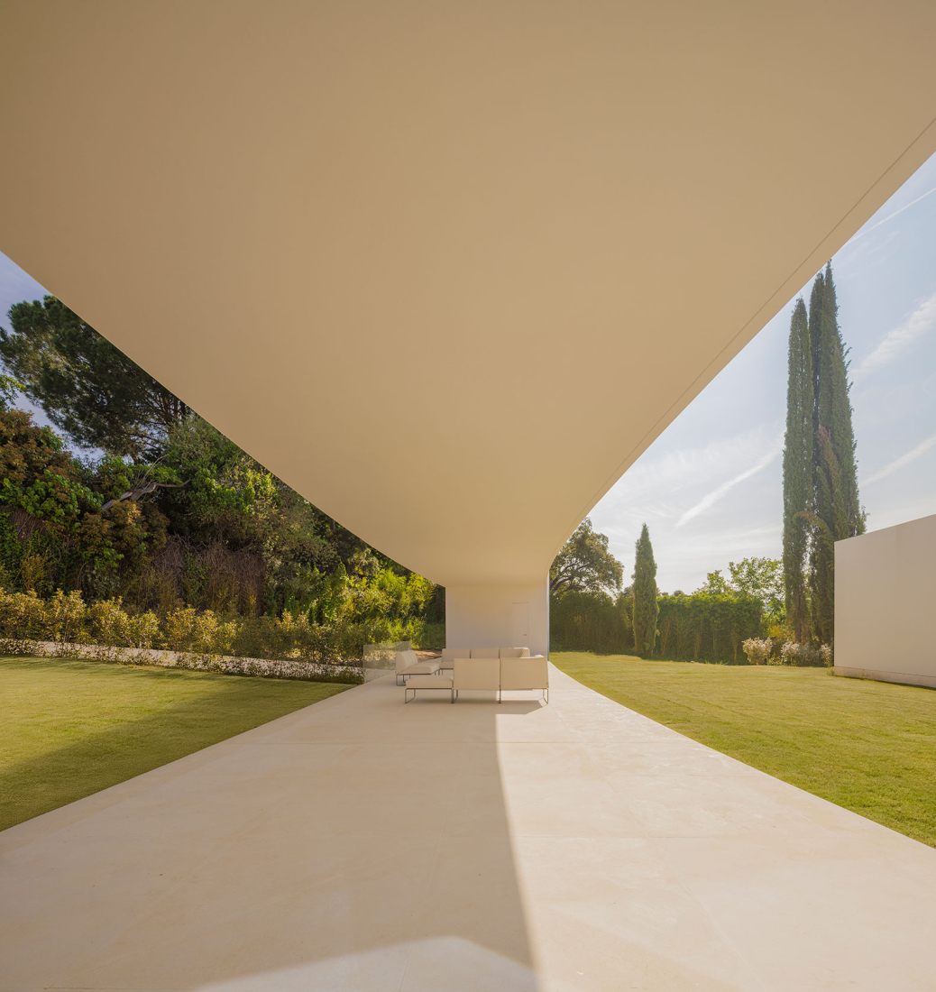 Lago Villa by Fran Silvestre Arquitectos. Photograph by Fernando Guerra.