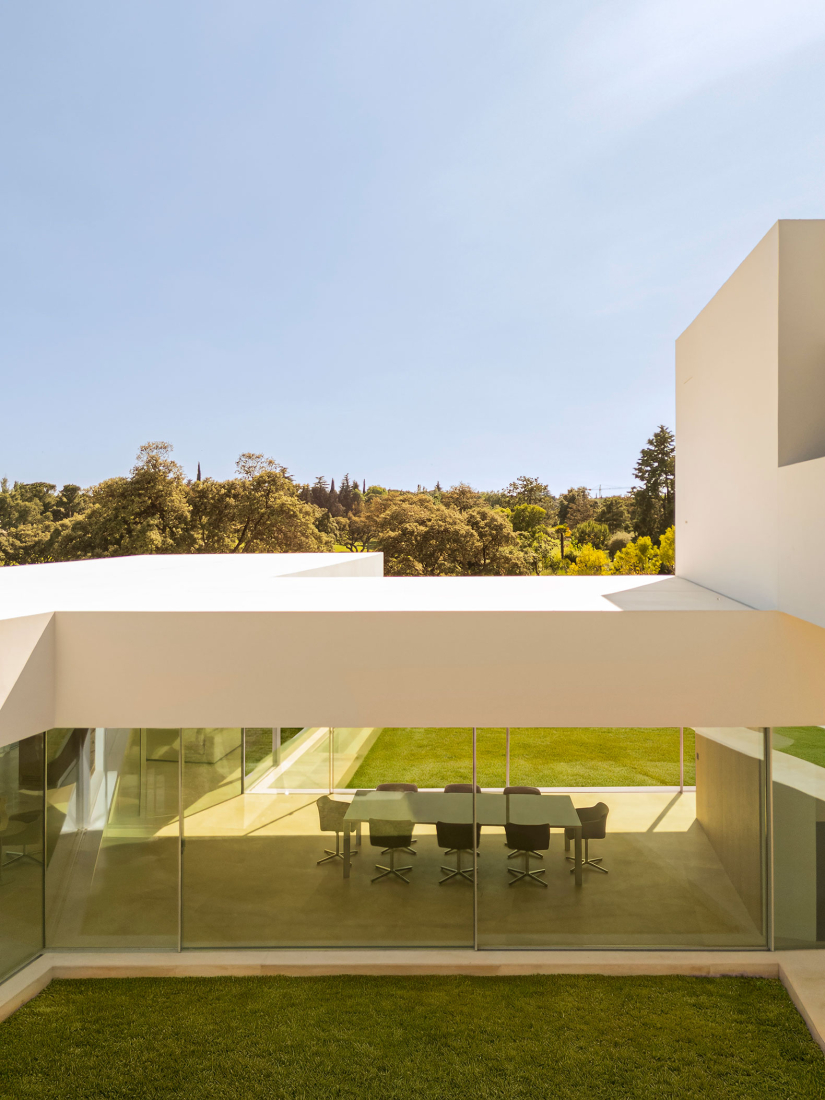 Lago Villa by Fran Silvestre Arquitectos. Photograph by Fernando Guerra.
