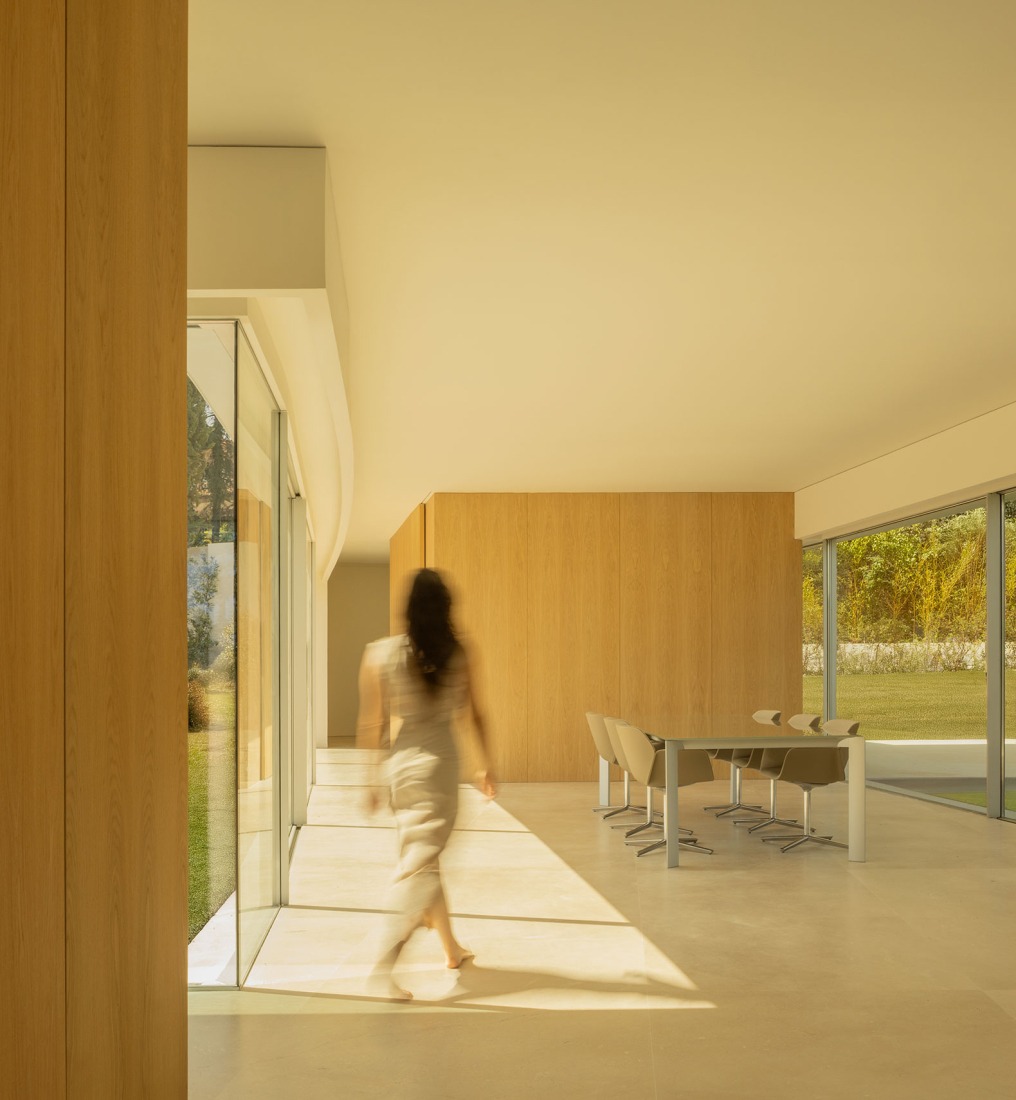 Lago Villa by Fran Silvestre Arquitectos. Photograph by Fernando Guerra.