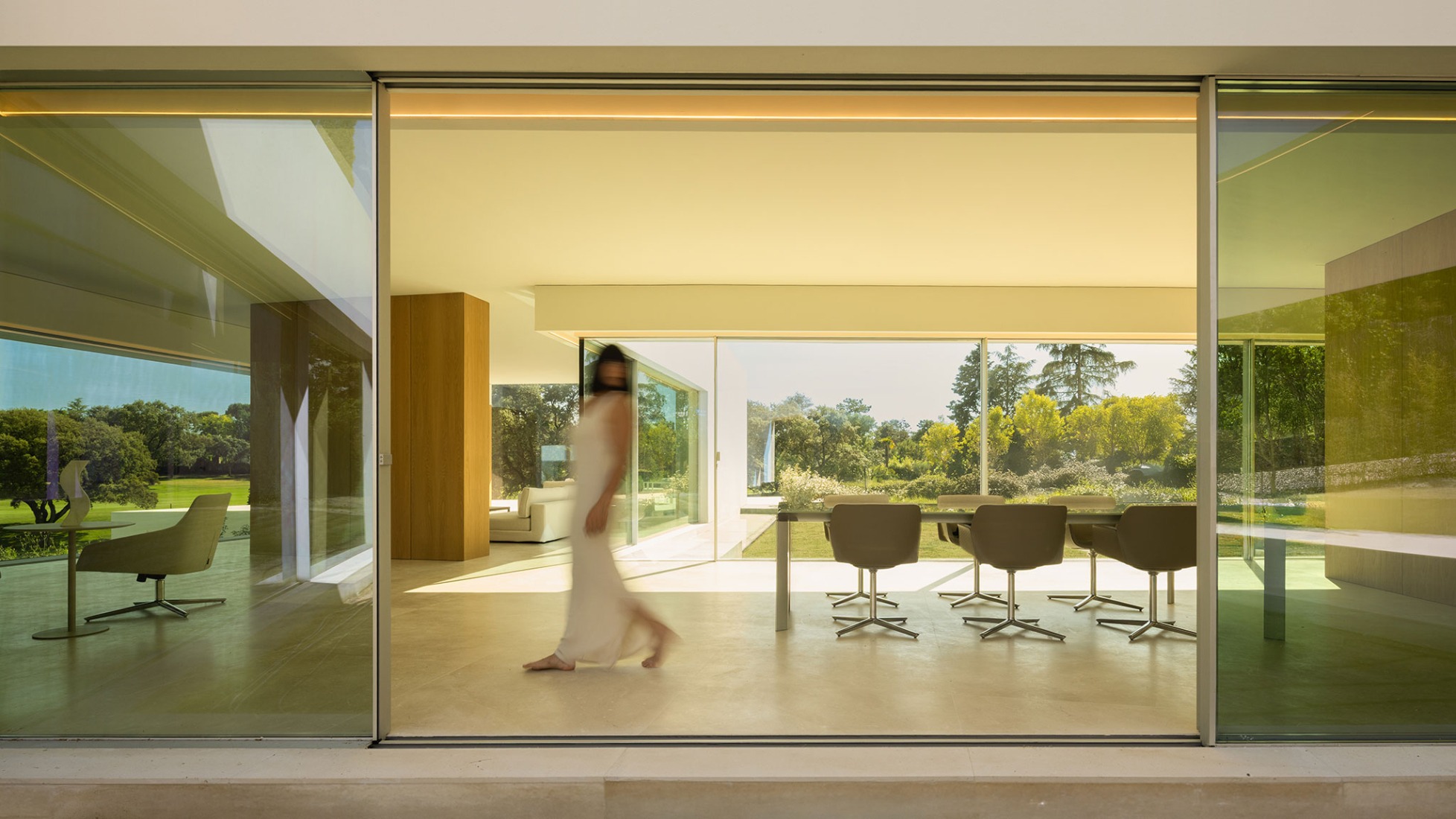 Lago Villa by Fran Silvestre Arquitectos. Photograph by Fernando Guerra.