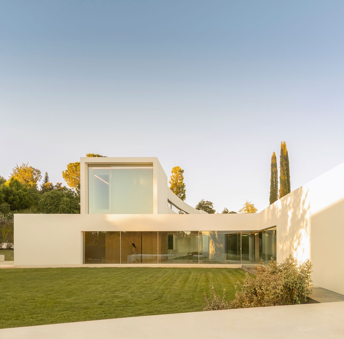 Lago Villa by Fran Silvestre Arquitectos. Photograph by Fernando Guerra.