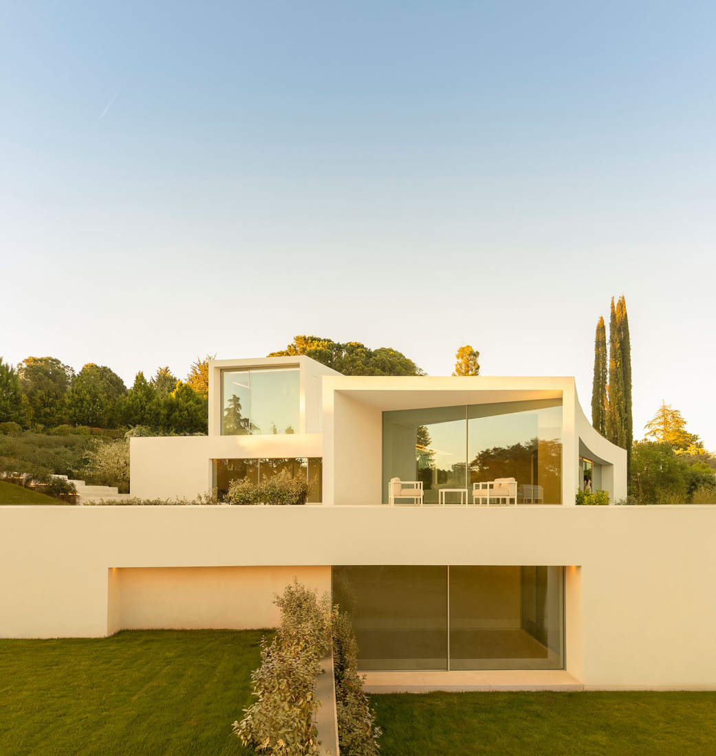 Lago Villa by Fran Silvestre Arquitectos. Photograph by Fernando Guerra.
