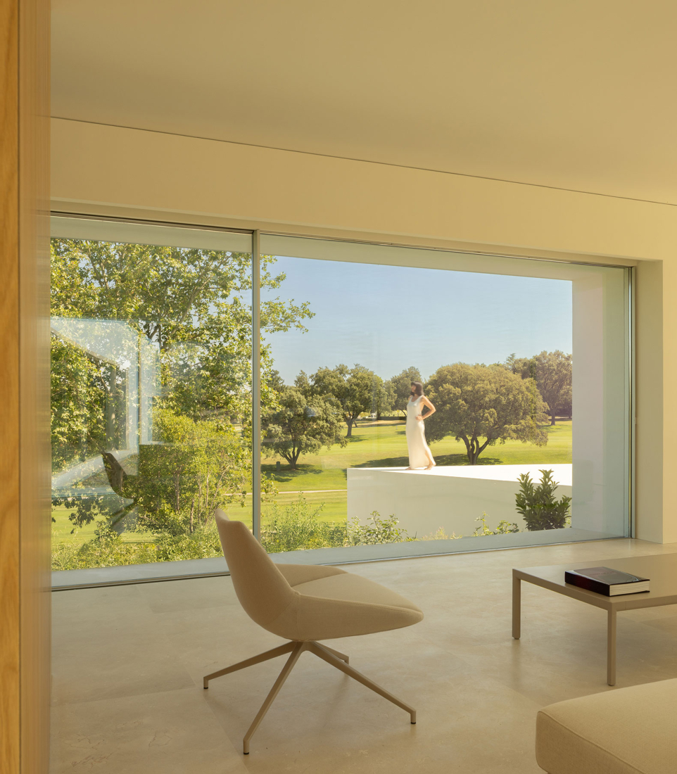 Lago Villa by Fran Silvestre Arquitectos. Photograph by Fernando Guerra.
