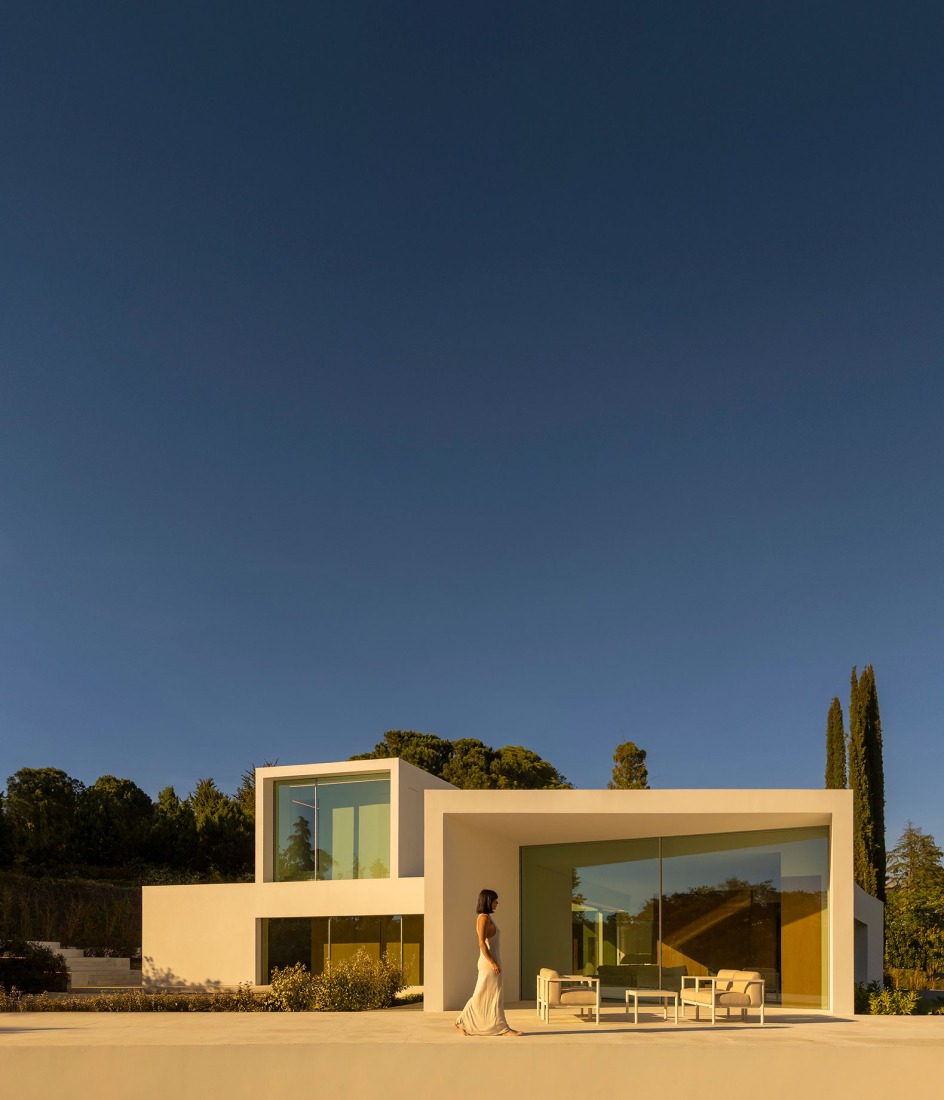 Lago Villa by Fran Silvestre Arquitectos. Photograph by Fernando Guerra.