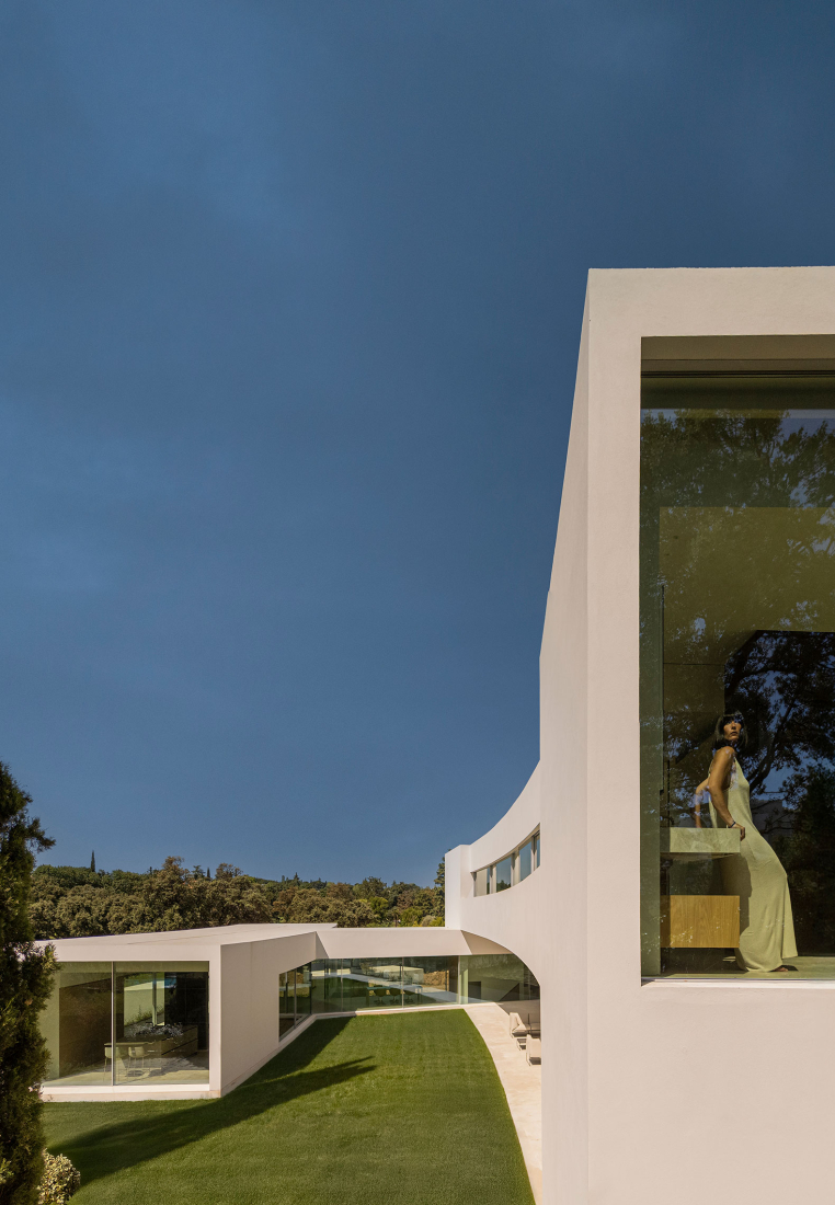 Lago Villa by Fran Silvestre Arquitectos. Photograph by Fernando Guerra.