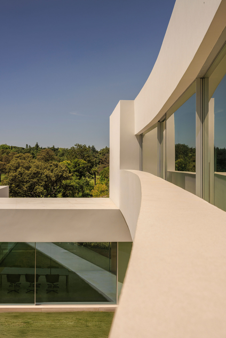 Lago Villa by Fran Silvestre Arquitectos. Photograph by Fernando Guerra.