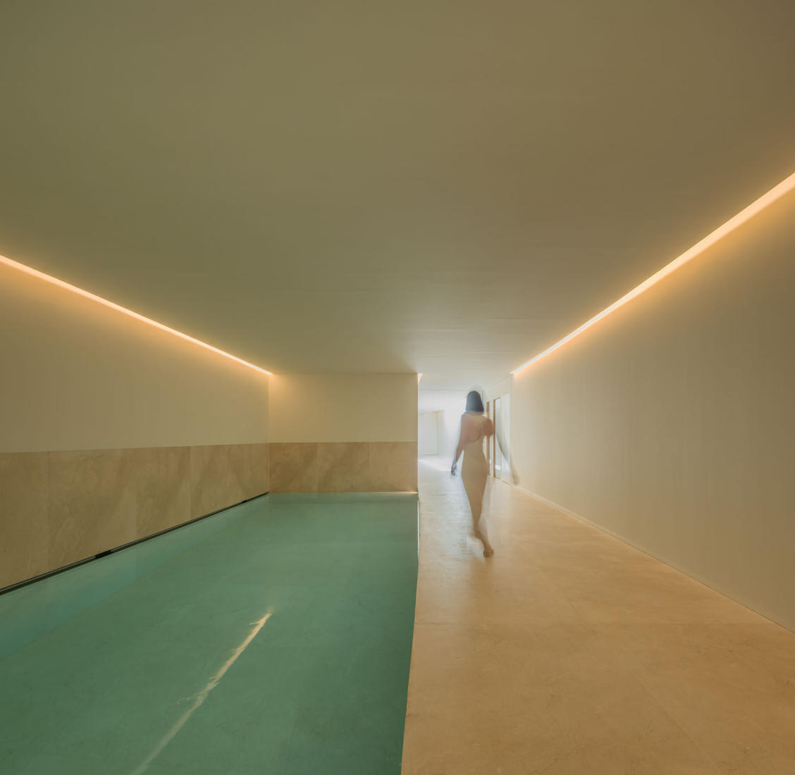 Lago Villa by Fran Silvestre Arquitectos. Photograph by Fernando Guerra.