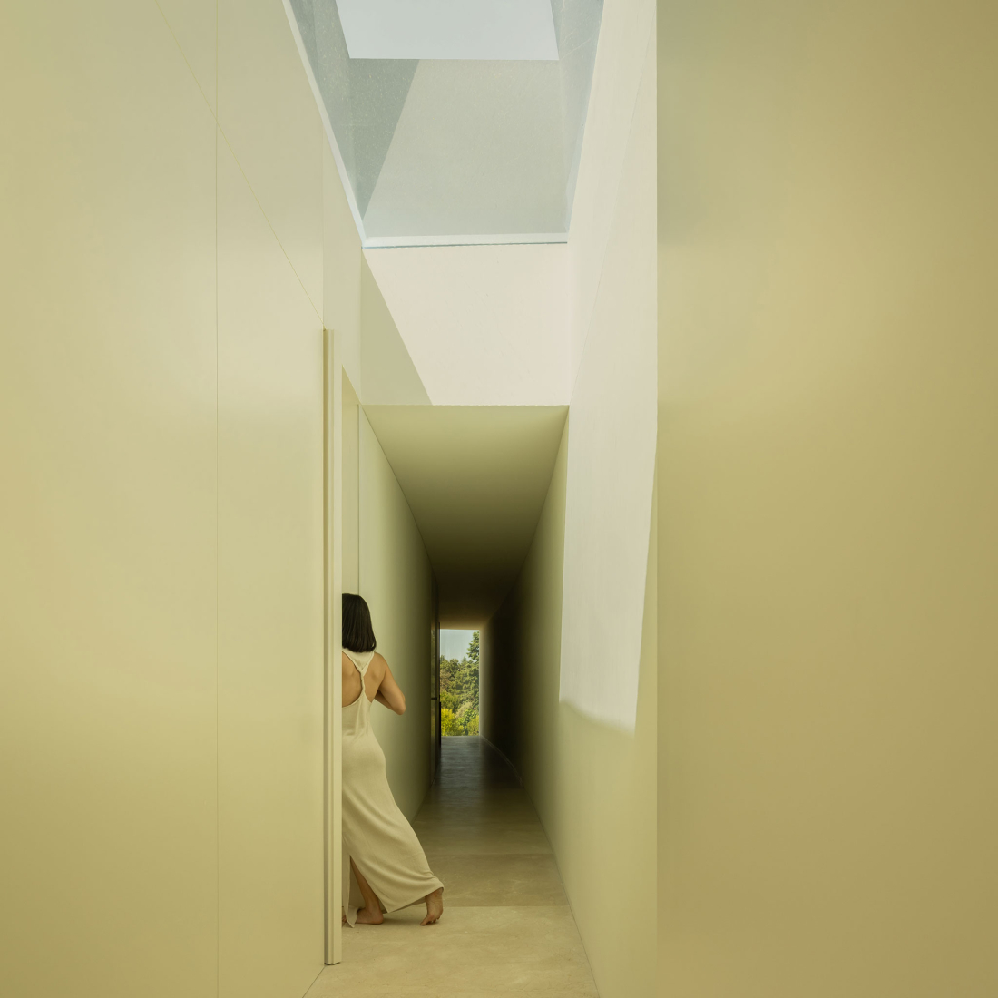 Lago Villa by Fran Silvestre Arquitectos. Photograph by Fernando Guerra.