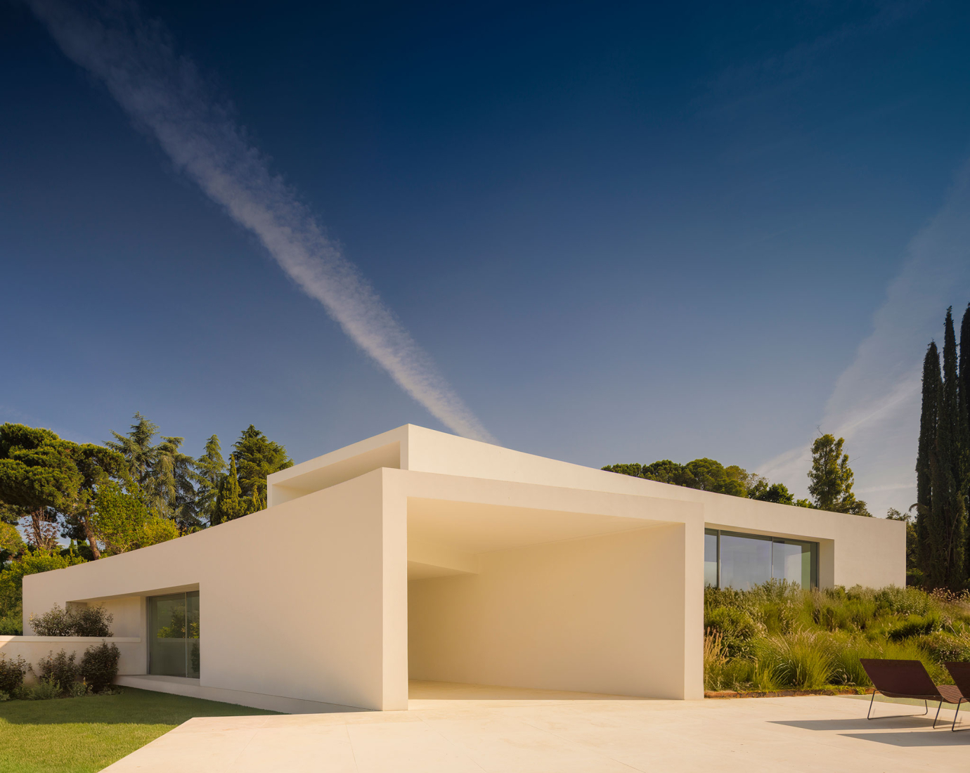 Lago Villa by Fran Silvestre Arquitectos. Photograph by Fernando Guerra.