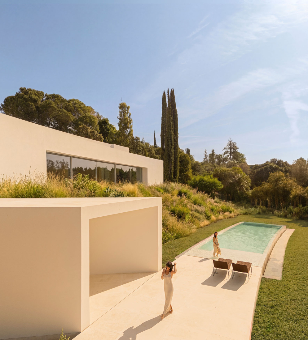 Lago Villa by Fran Silvestre Arquitectos. Photograph by Fernando Guerra.