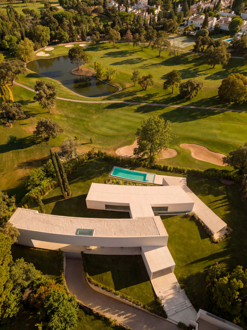 Lago Villa by Fran Silvestre Arquitectos. Photograph by Fernando Guerra.