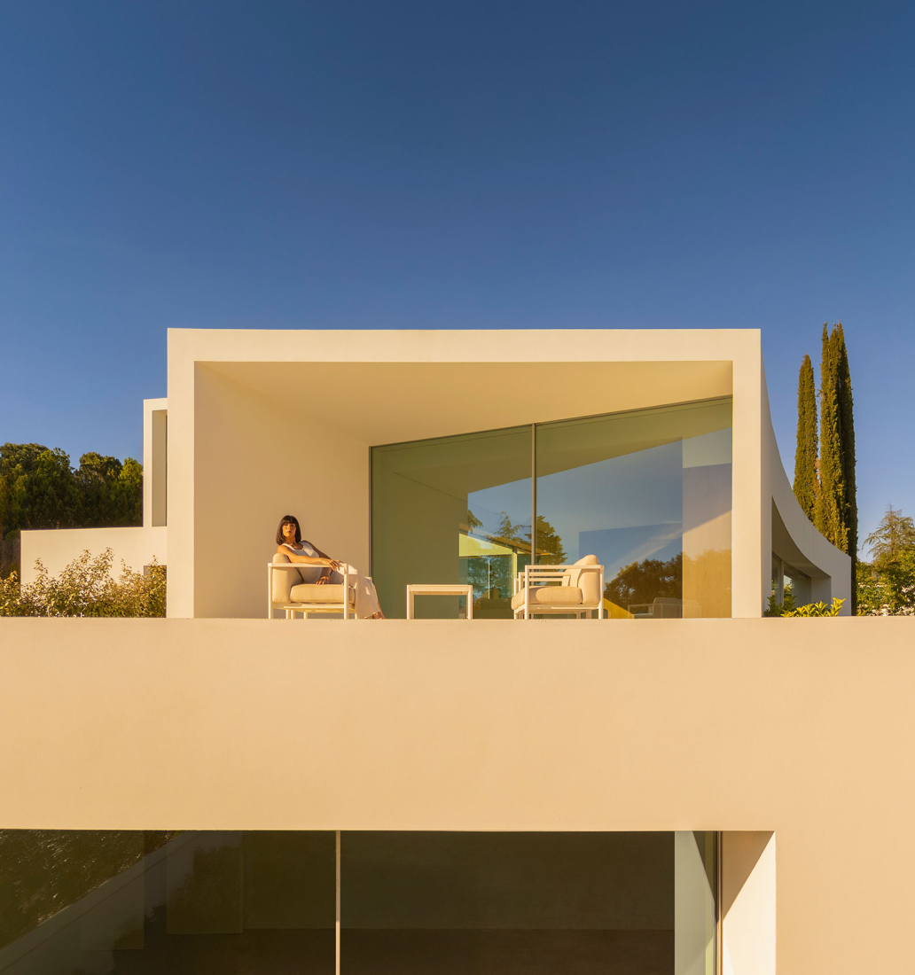 Lago Villa by Fran Silvestre Arquitectos. Photograph by Fernando Guerra.