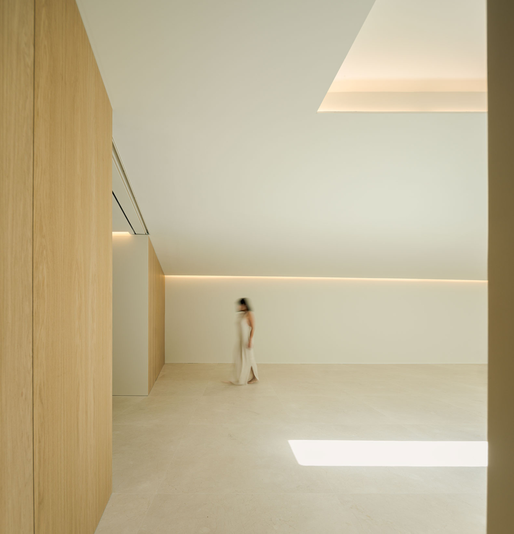 Lago Villa by Fran Silvestre Arquitectos. Photograph by Fernando Guerra.