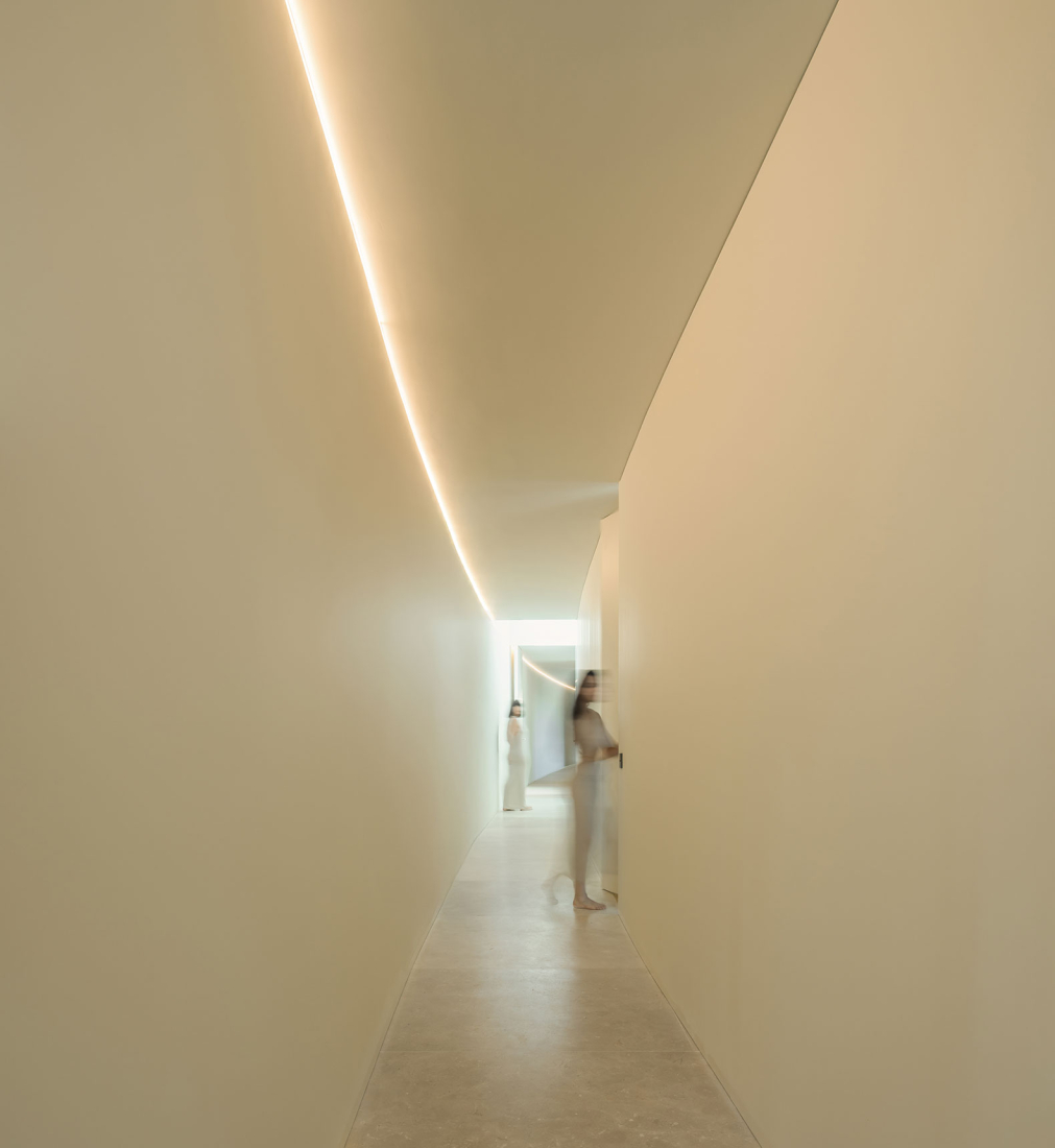 Lago Villa by Fran Silvestre Arquitectos. Photograph by Fernando Guerra.