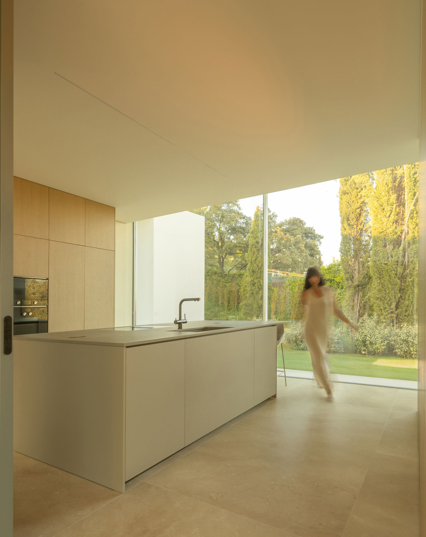 Lago Villa by Fran Silvestre Arquitectos. Photograph by Fernando Guerra.