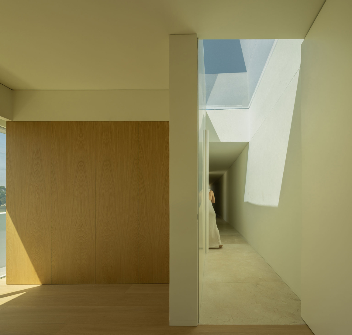 Lago Villa by Fran Silvestre Arquitectos. Photograph by Fernando Guerra.