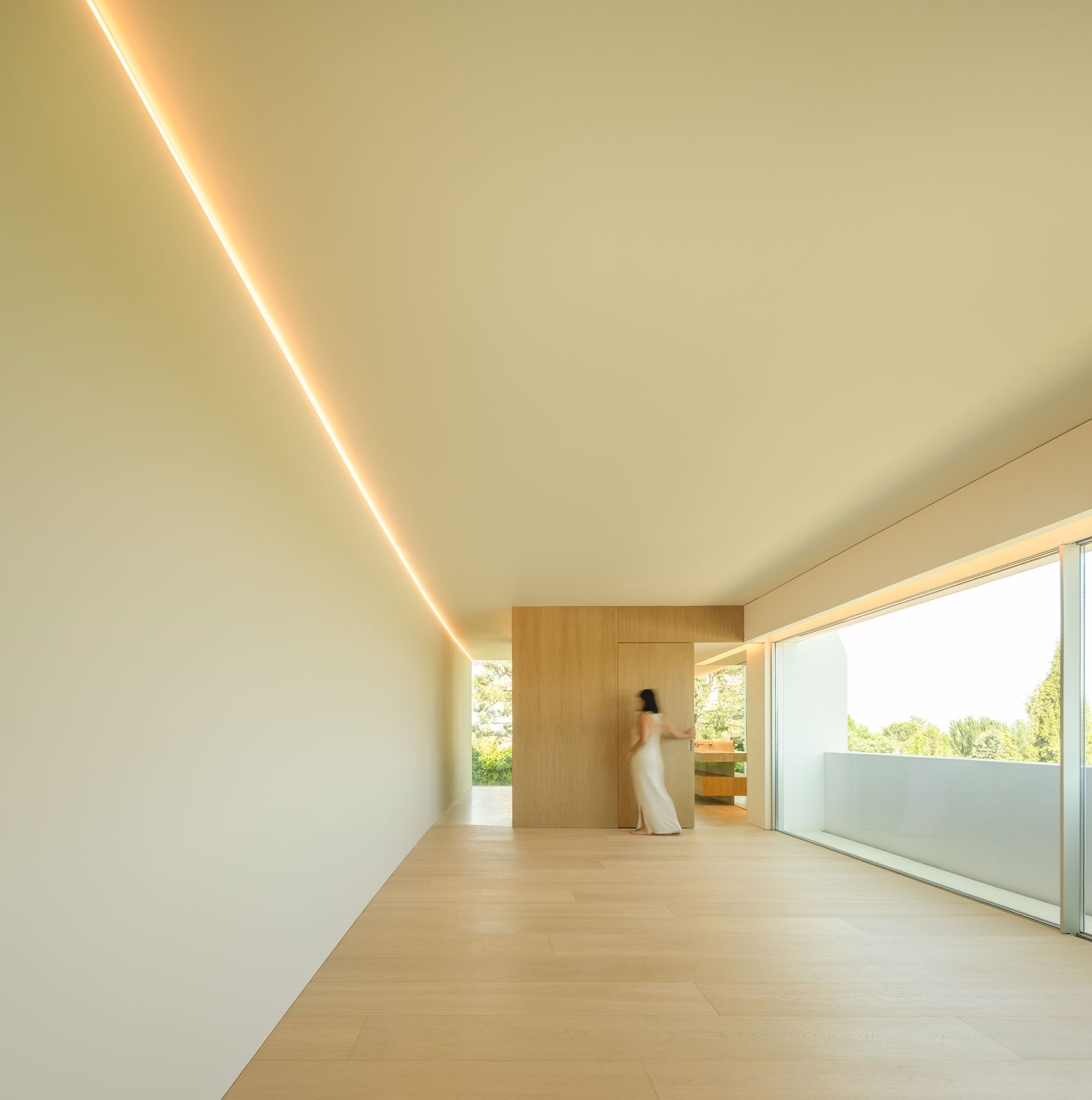 Lago Villa by Fran Silvestre Arquitectos. Photograph by Fernando Guerra.