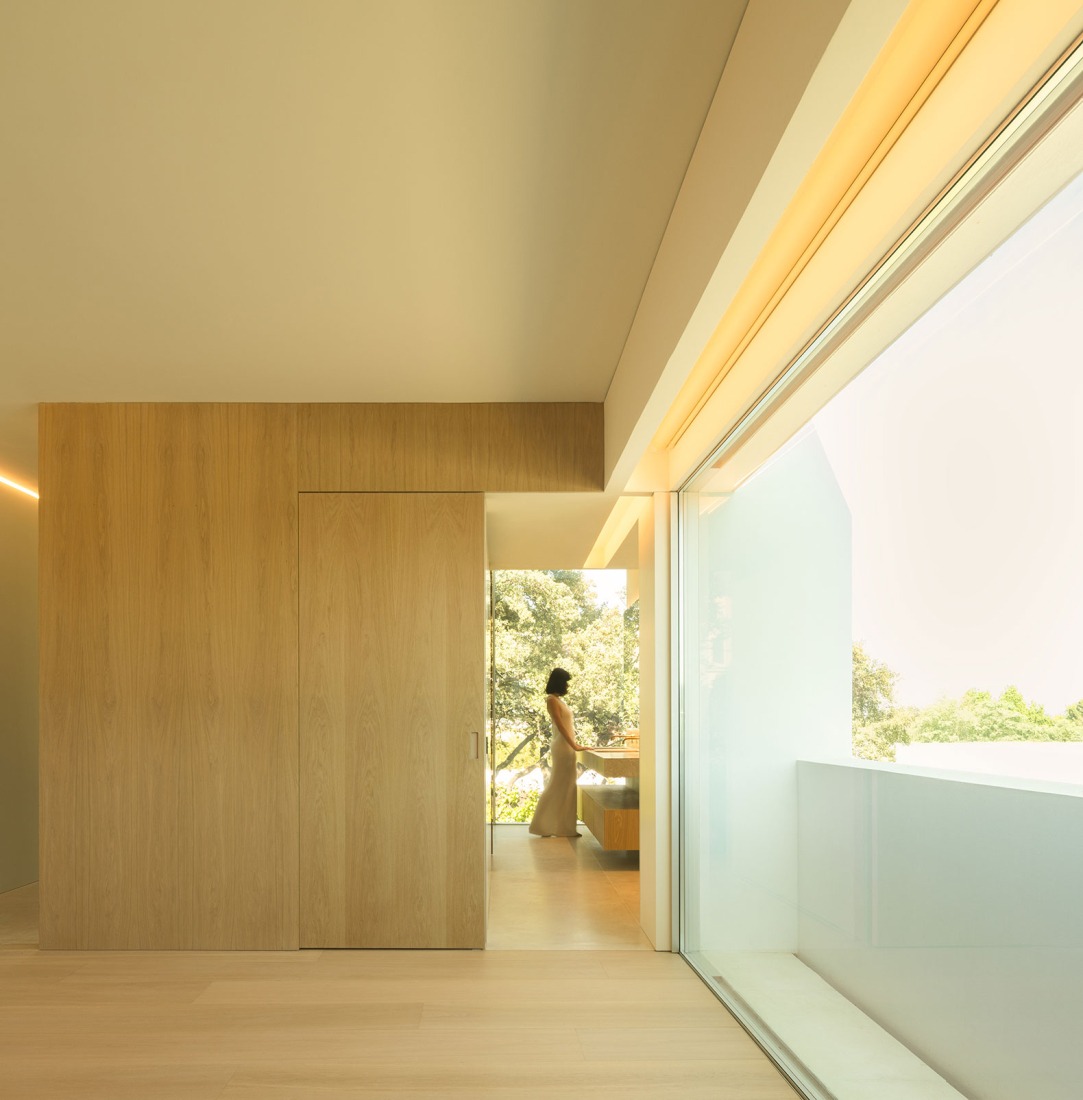 Lago Villa by Fran Silvestre Arquitectos. Photograph by Fernando Guerra.