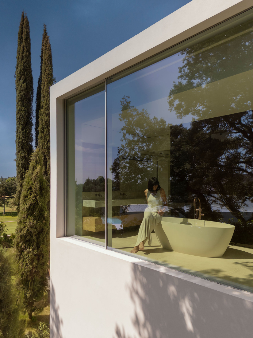 Lago Villa by Fran Silvestre Arquitectos. Photograph by Fernando Guerra.