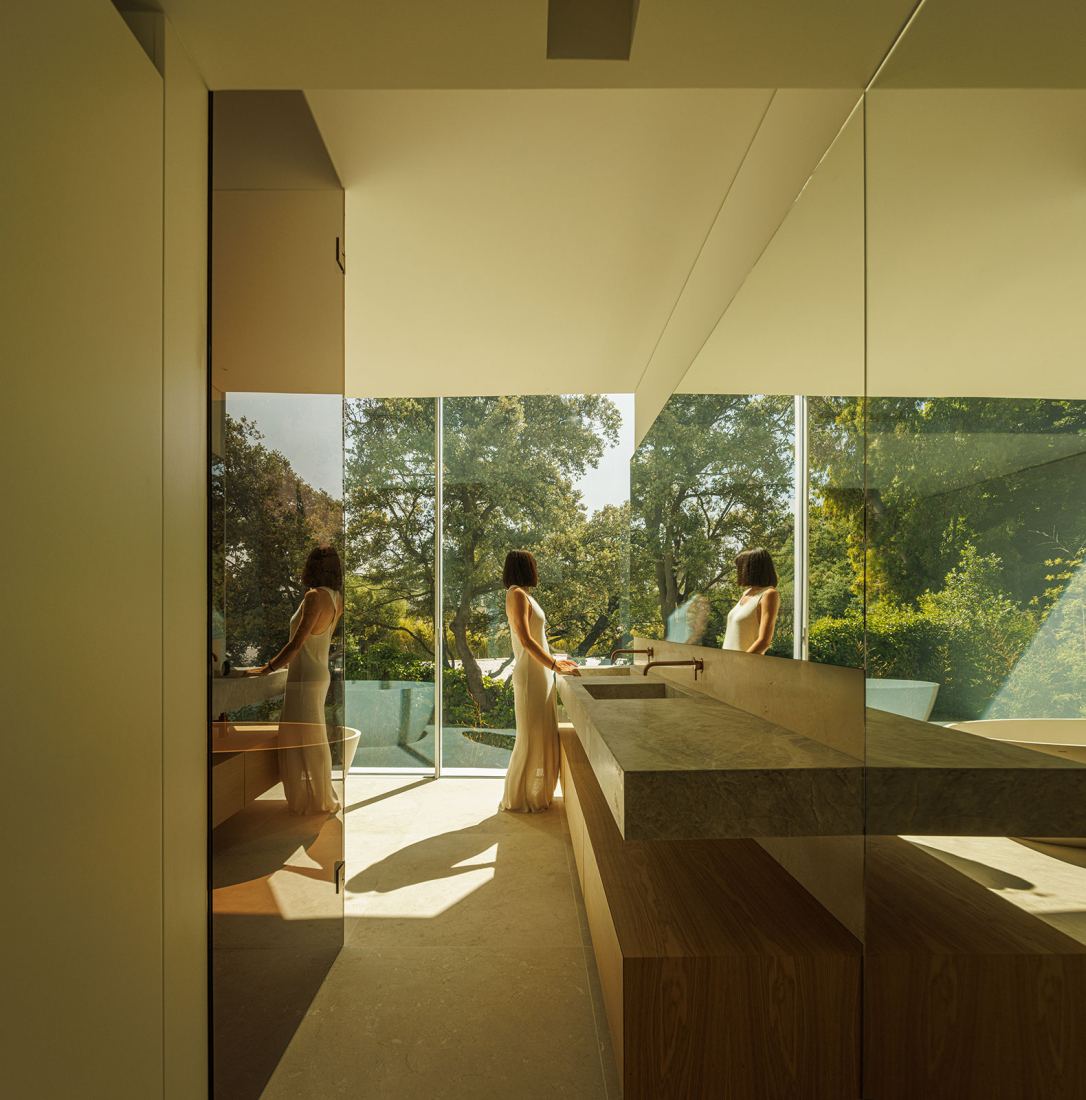 Lago Villa by Fran Silvestre Arquitectos. Photograph by Fernando Guerra.