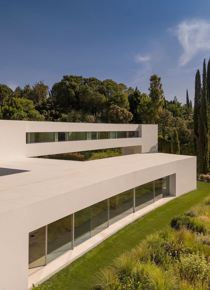 Lago Villa by Fran Silvestre Arquitectos. Photograph by Fernando Guerra.