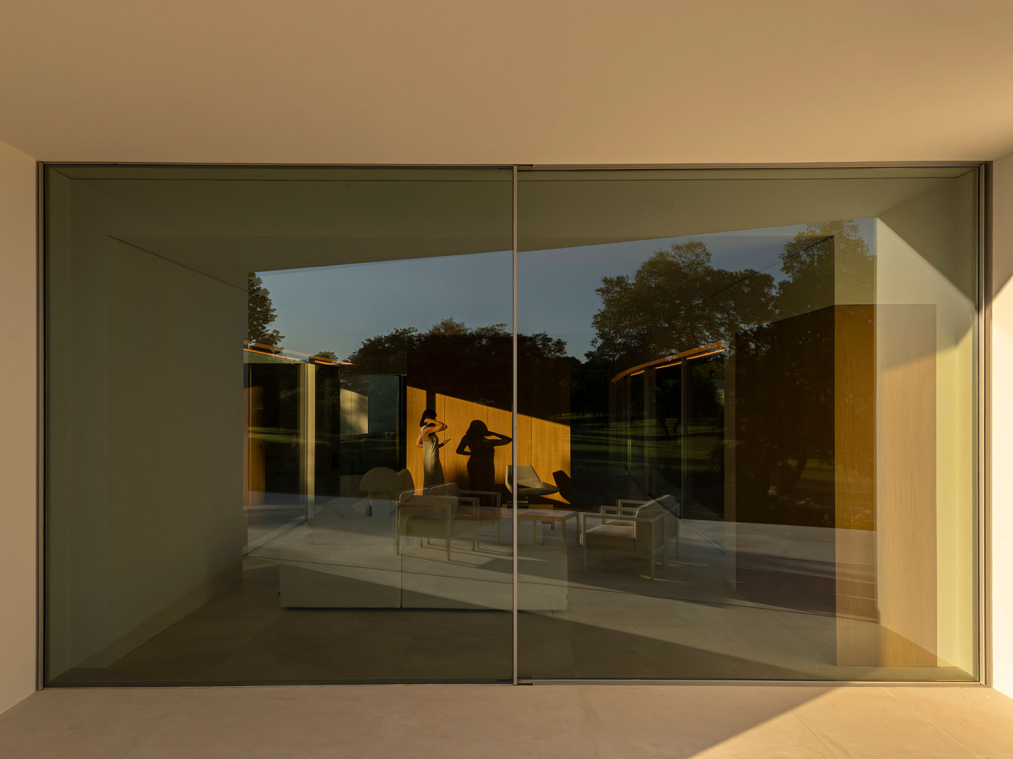 Lago Villa by Fran Silvestre Arquitectos. Photograph by Fernando Guerra.
