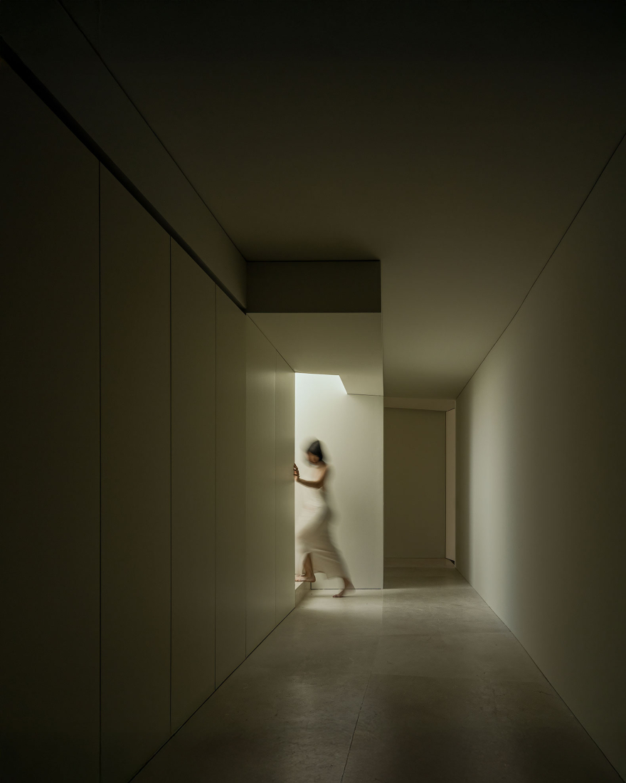 Lago Villa by Fran Silvestre Arquitectos. Photograph by Fernando Guerra.