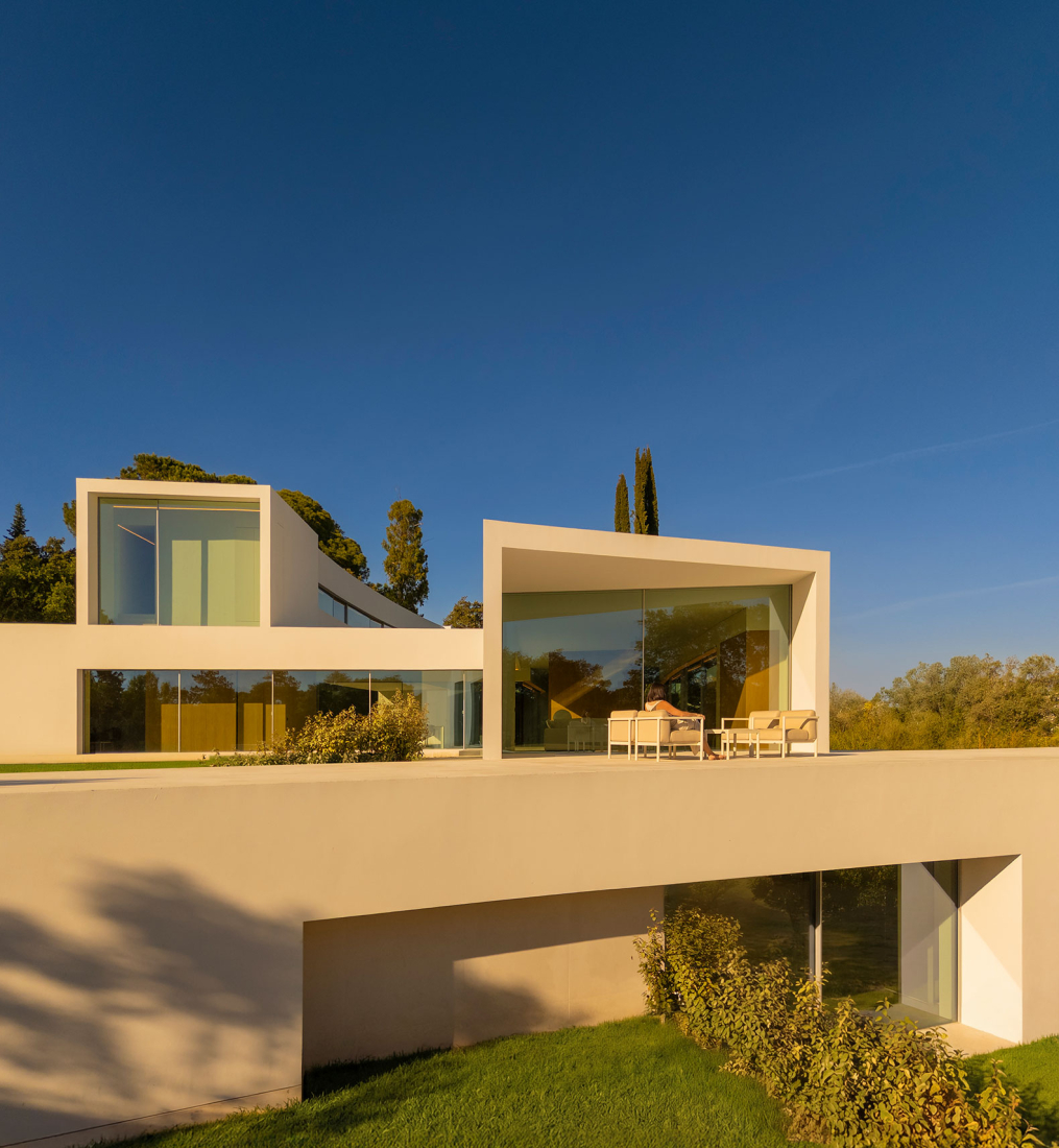 Lago Villa by Fran Silvestre Arquitectos. Photograph by Fernando Guerra.