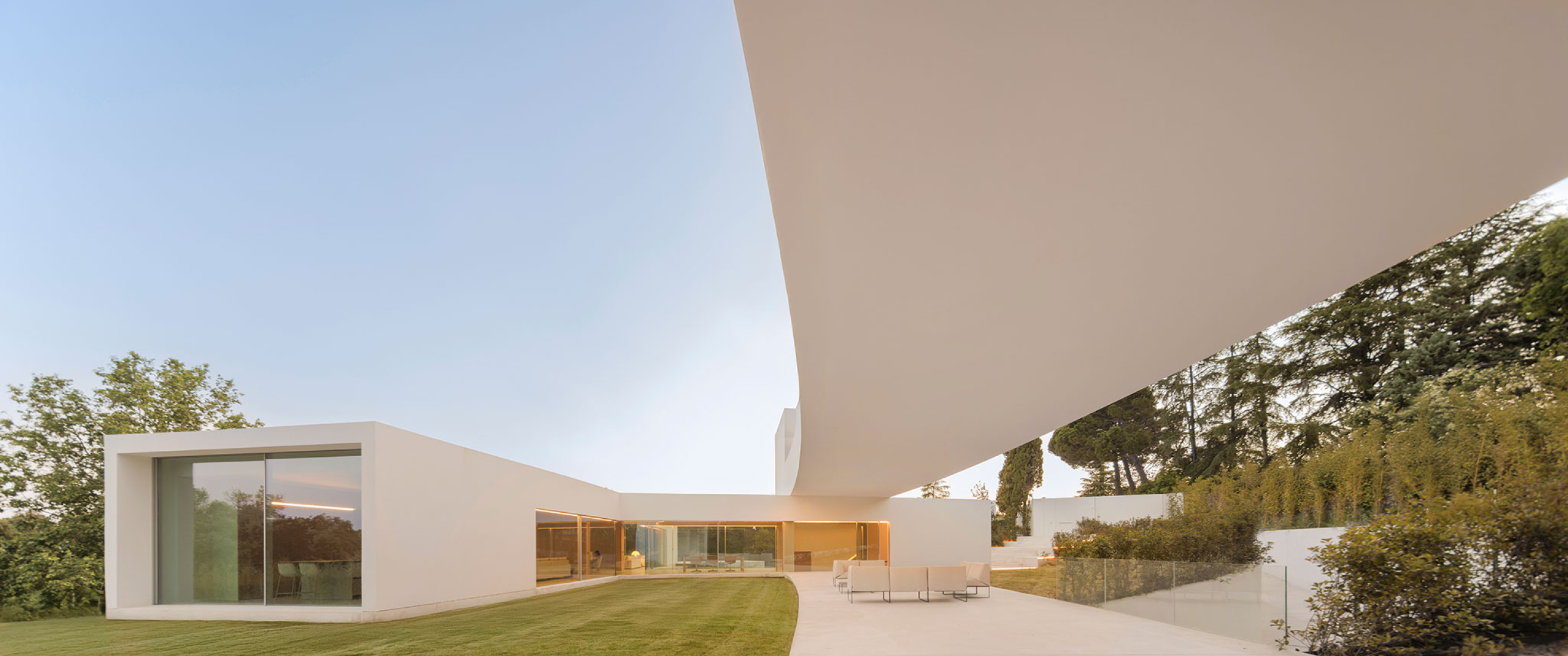 Lago Villa by Fran Silvestre Arquitectos. Photograph by Fernando Guerra.