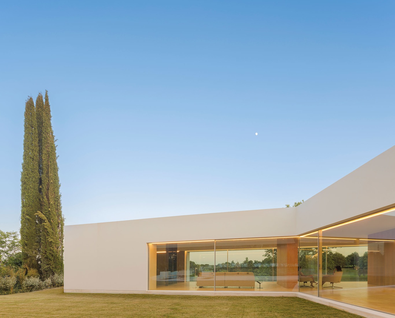 Lago Villa by Fran Silvestre Arquitectos. Photograph by Fernando Guerra.