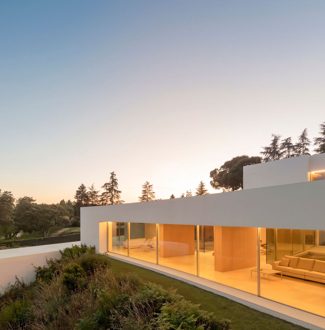 Lago Villa by Fran Silvestre Arquitectos. Photograph by Fernando Guerra.