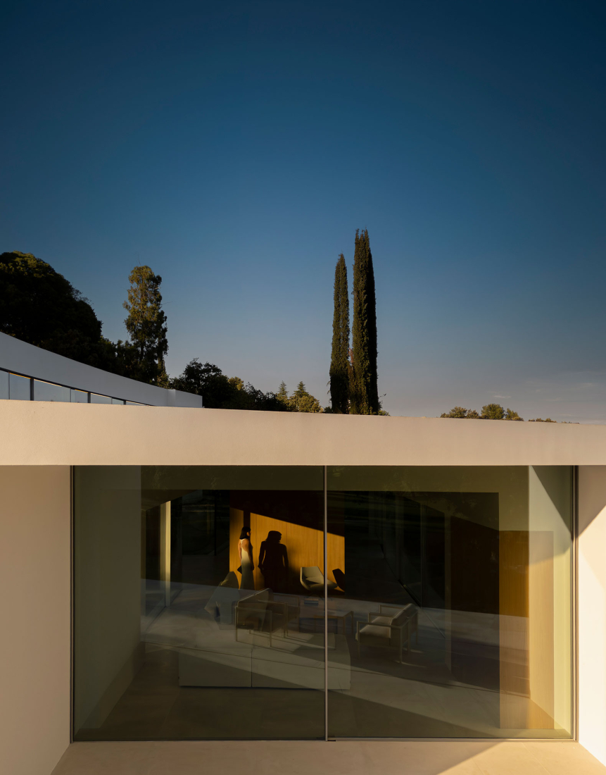 Lago Villa by Fran Silvestre Arquitectos. Photograph by Fernando Guerra.