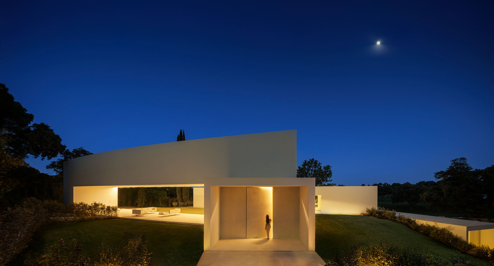 Lago Villa by Fran Silvestre Arquitectos. Photograph by Fernando Guerra.