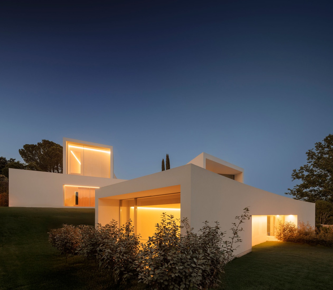 Lago Villa by Fran Silvestre Arquitectos. Photograph by Fernando Guerra.