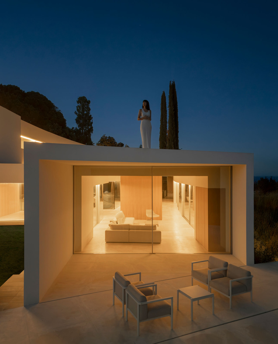 Lago Villa by Fran Silvestre Arquitectos. Photograph by Fernando Guerra.