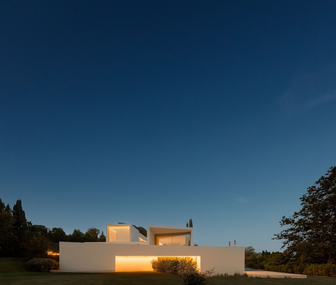 Lago Villa by Fran Silvestre Arquitectos. Photograph by Fernando Guerra.