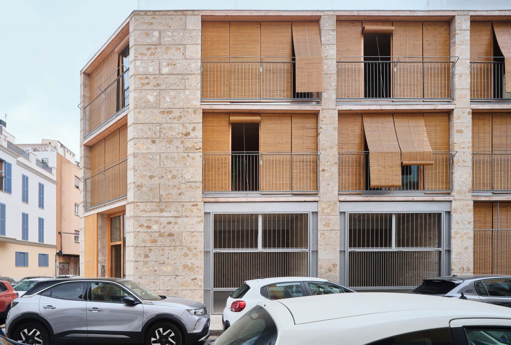 25 viviendas sociales por Harquitectes. Fotografía por Adrià Goula.