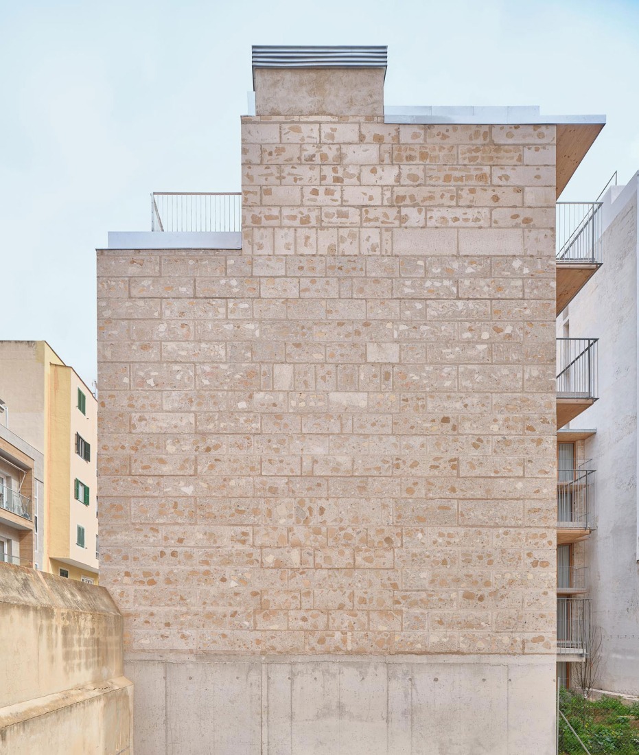 25 viviendas sociales por Harquitectes. Fotografía por Adrià Goula.