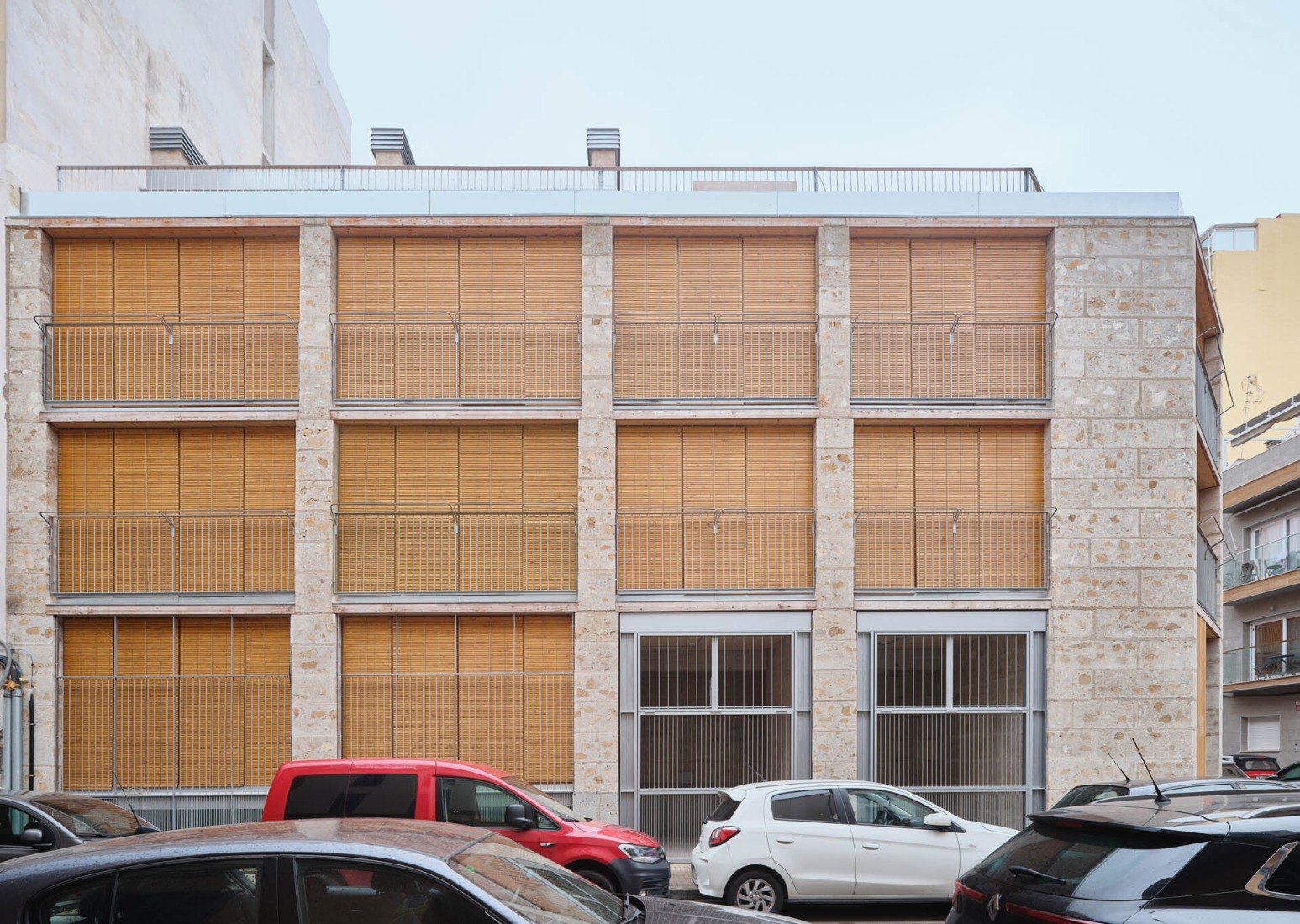 25 viviendas sociales por Harquitectes. Fotografía por Adrià Goula.