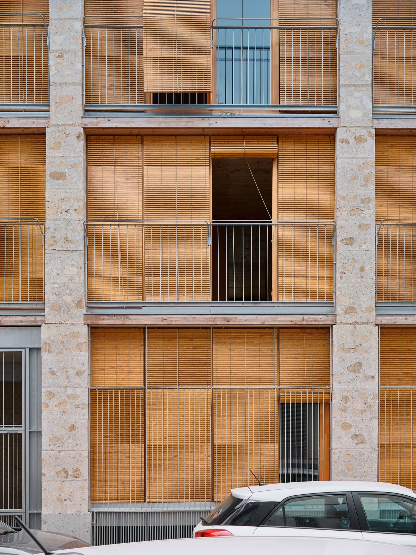 25 viviendas sociales por Harquitectes. Fotografía por Adrià Goula.