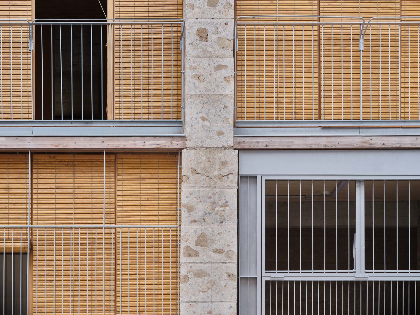 25 viviendas sociales por Harquitectes. Fotografía por Adrià Goula.