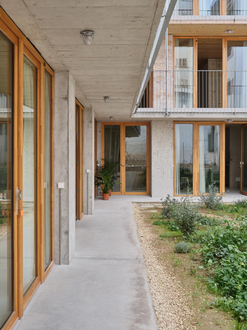 25 viviendas sociales por Harquitectes. Fotografía por Adrià Goula.