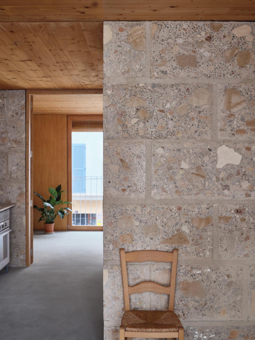 25 viviendas sociales por Harquitectes. Fotografía por Adrià Goula.