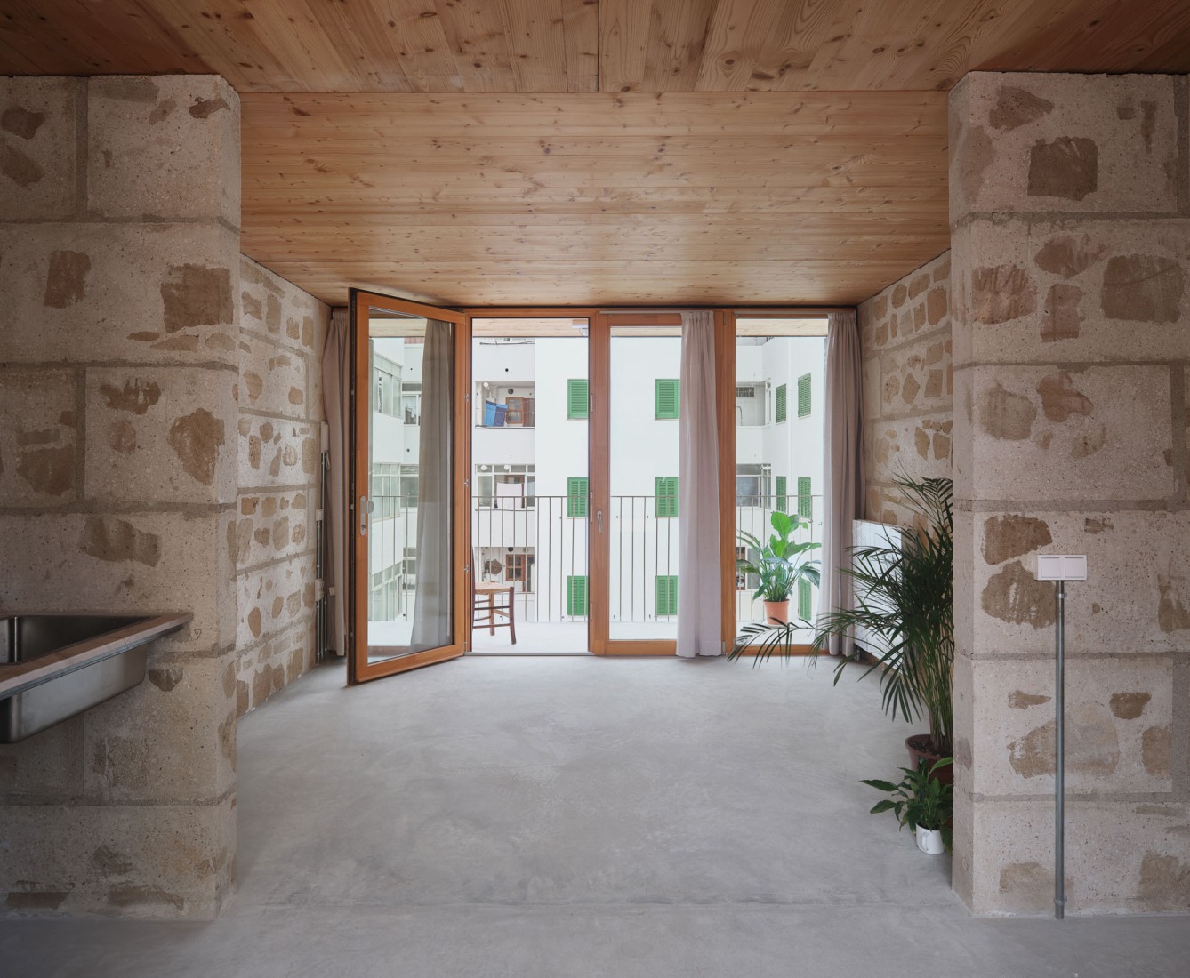 25 viviendas sociales por Harquitectes. Fotografía por Adrià Goula.