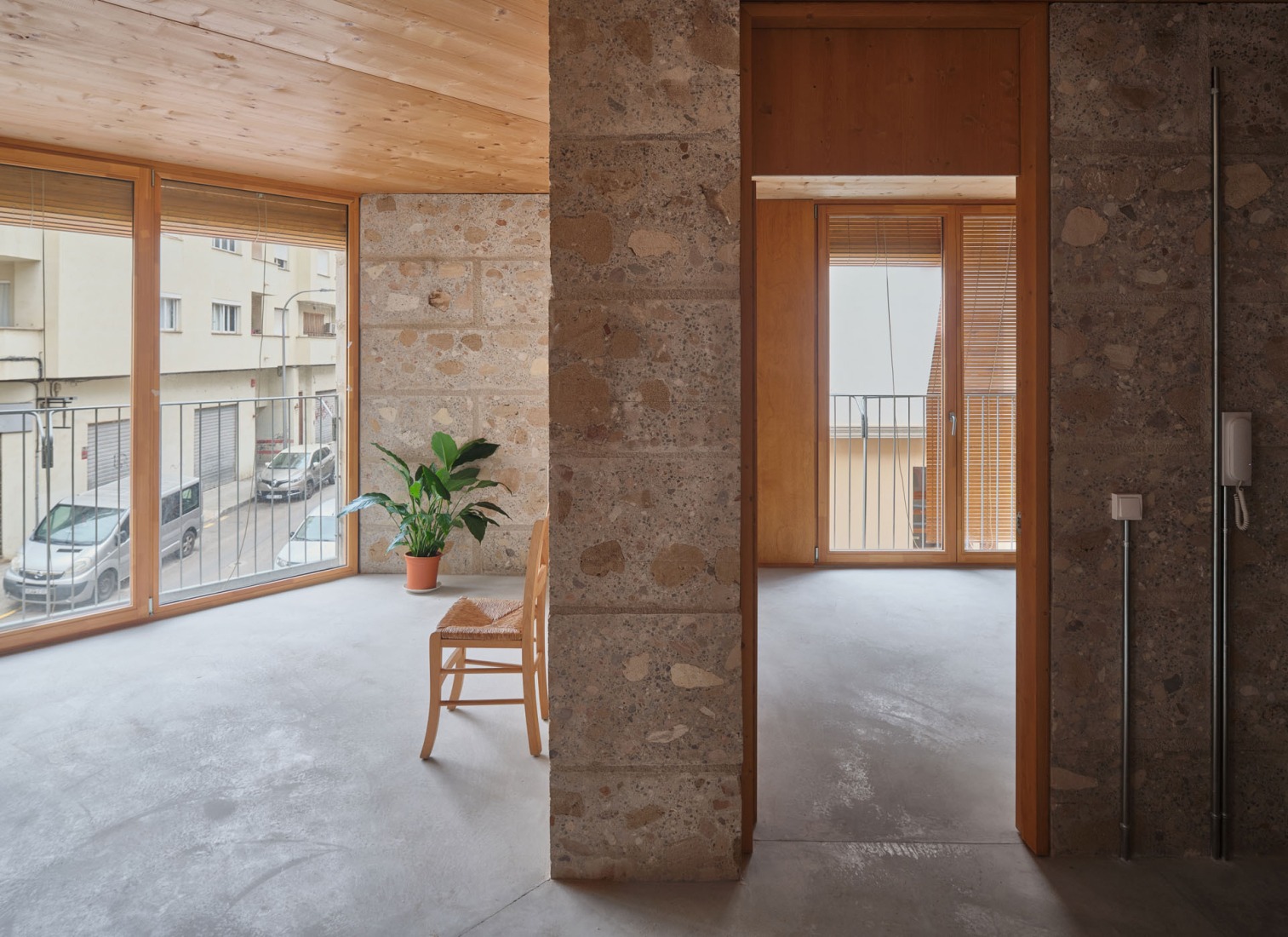 25 viviendas sociales por Harquitectes. Fotografía por Adrià Goula.