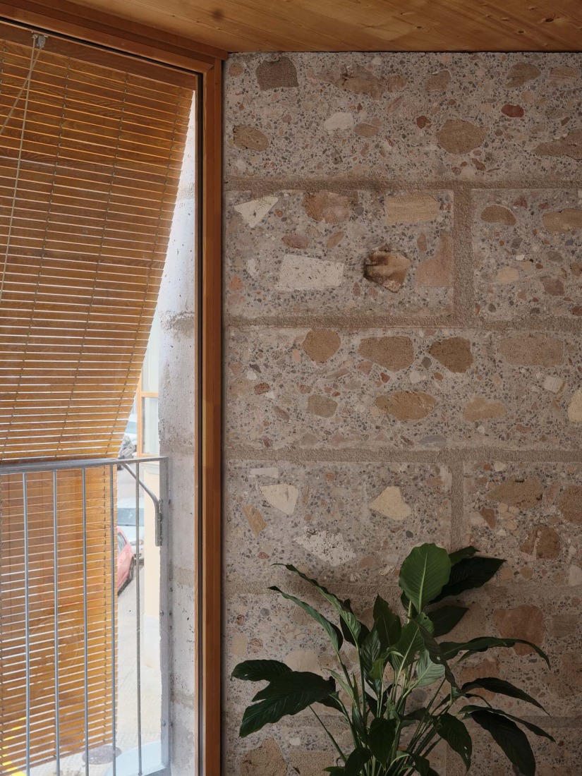 25 viviendas sociales por Harquitectes. Fotografía por Adrià Goula.